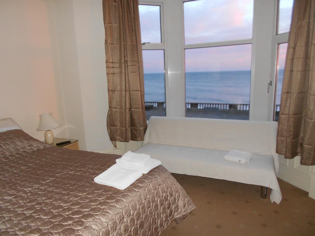 Marlborough Guest Accommodation Уитли Бей Екстериор снимка
