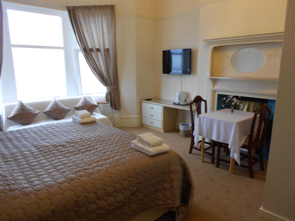 Marlborough Guest Accommodation Уитли Бей Екстериор снимка